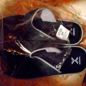 Xersion NWT Black Flip Flops size X-Large